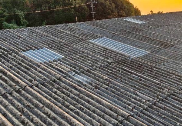 割れた波型スレート屋根の補修　バンポーライト